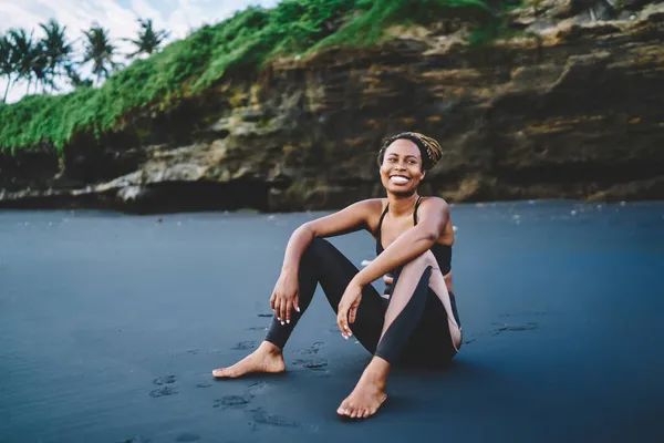 Radostný Afroameričan Odpočinku Pláži Pobřeží Smát Během Času Ranní Cvičení — Stock fotografie