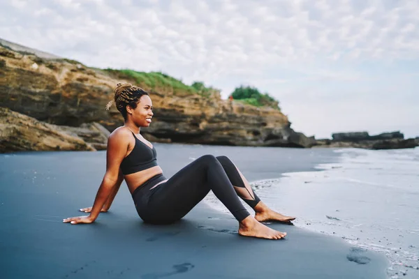 Sahilde Rahatça Dinlenen Sportif Bir Kızın Sabah Fiziksel Eğlencesi Eşofmanlı — Stok fotoğraf