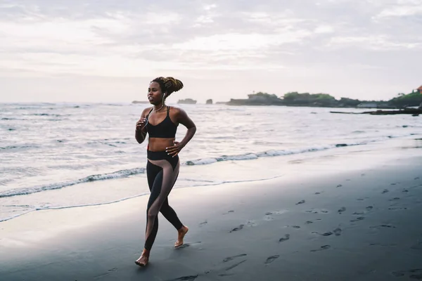 Corsa Motivata Jogger Femminile Sulla Costa Durante Allenamento Routine Mattutino — Foto Stock