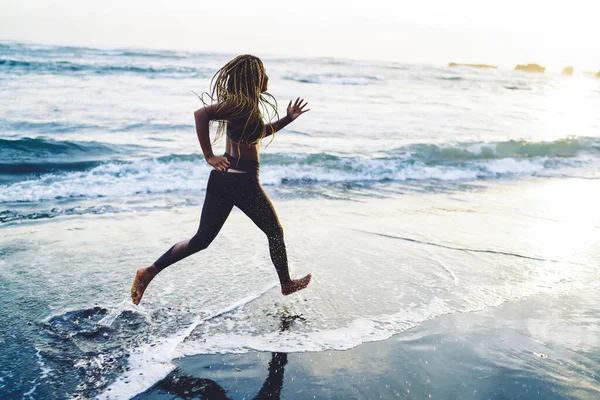 Afroamerykanka Biegacz Przypadkową Figurą Robi Codzienny Poranek Biegać Pobliżu Oceanu — Zdjęcie stockowe