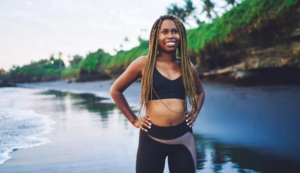 Veselý Afroameričanky Sportovní Žena Dredy Stojící Pobřeží Pláže Usmívající Šťastná — Stock fotografie