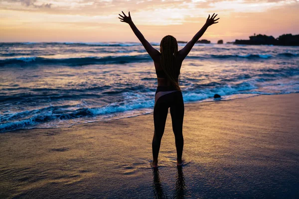 在海滨休息运动期间 穿着运动服举起双手的女赛跑选手感到满意 拥有苗条身材的无忧无虑女性享受着瘦身的目标和自己的胜利 — 图库照片