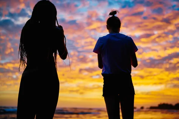 Visão Traseira Das Melhores Amigas Olhando Para Pitoresco Céu Colorido — Fotografia de Stock