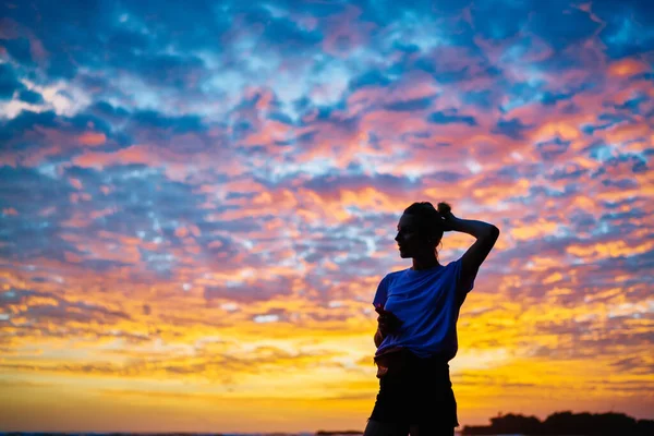 Mulher Milenar Segurando Smartphone Desfrutando Lazer Para Recreação Ambiente Natureza — Fotografia de Stock