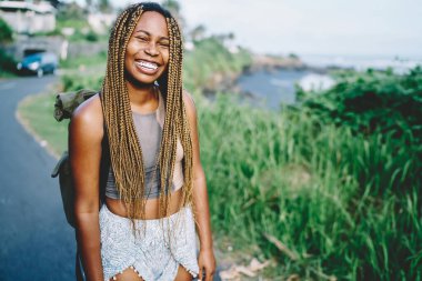 Uluslararası yaz tatili boyunca kameraya gülümseyen modaya uygun korkuları olan neşeli hippi kız portresi. Kaçarken gülen ve sevinen gezgin.