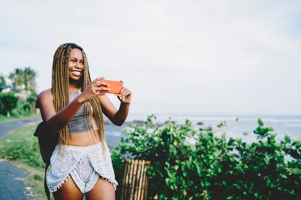 Щасливий Темношкірий Турист Мобільним Телефоном Використовуючи Додаток Інтернет Зйомок Впливу — стокове фото