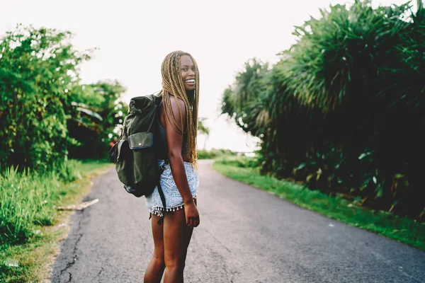 Poloviční Portrét Veselé Afroameričanky Turistické Turistickým Batohem Úsměvem Kameru Během — Stock fotografie