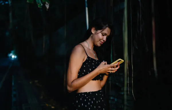 Positieve Spaanse Vrouw Zomer Kleding Browsen Mobiele Telefoon Terwijl Staan — Stockfoto