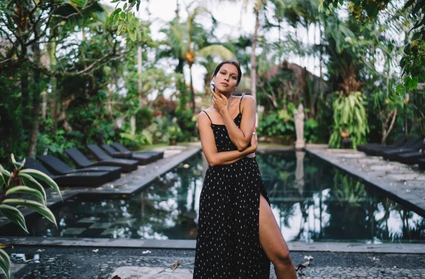 Jonge Vrouw Stijlvolle Zomerkleding Met Blote Benen Ontroerende Kin Terwijl — Stockfoto