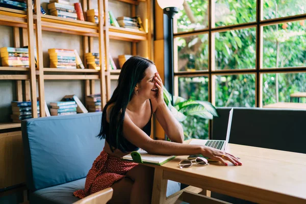 Gelukkig Opgewonden Vrouw Draagt Trendy Zomerkleding Zittend Aan Tafel Met — Stockfoto