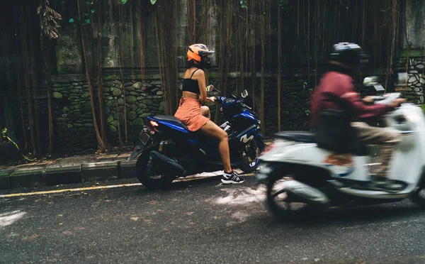 Полная Длина Анонимной Женщины Шлеме Повседневной Одежде Сидящей Мотоцикле Асфальтированной — стоковое фото