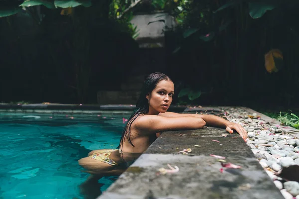 Seitenansicht Einer Sexy Frau Bikini Die Schwimmbad Chillt Und Während — Stockfoto