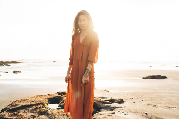 Jovem Mulher Asiática Tatuada Vestido Maxi Elegante Praia Areia Vazia — Fotografia de Stock