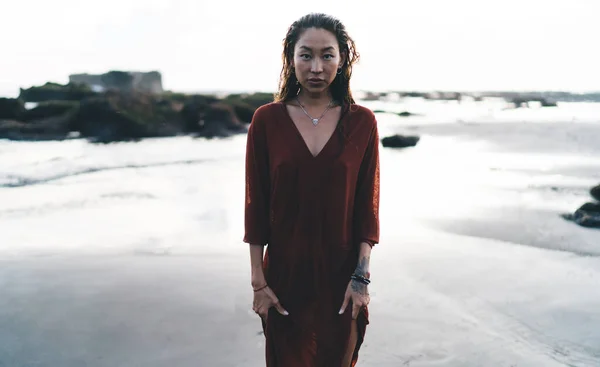 Mulher Asiática Confiante Vestido Vermelho Longo Praia Perto Água Olhando — Fotografia de Stock