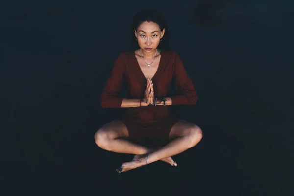 Tranquilo Descalço Asiático Fêmea Vestido Sentado Areia Meditando Ioga Pose — Fotografia de Stock