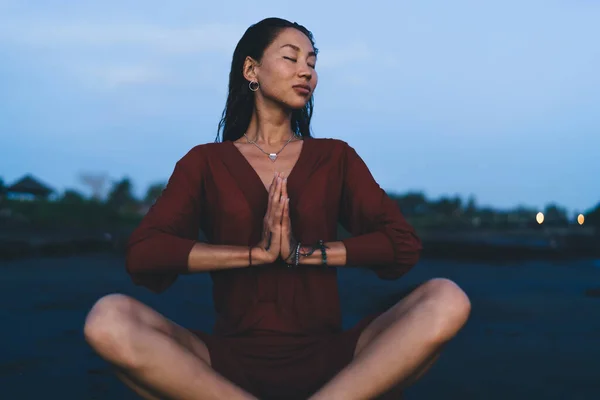 Young Asian Lady Sitting Sandy Beach Meditating Yoga Pose Eyes — Stock Photo, Image