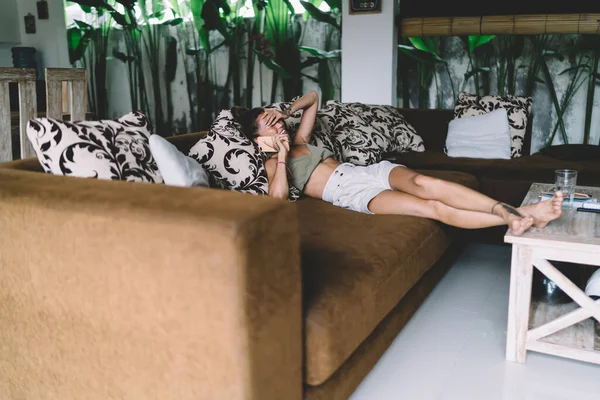 Penuh Dengan Wanita Positif Berbaring Sofa Yang Nyaman Dan Berbicara — Stok Foto