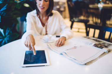 Bulanık kadın müşteri ekranına dokunuyor. E- posta iletisi ve bildirim alınıyor. Sabah saatlerinde yeni gazetelerle çevrimiçi ağ kurmak için dijital tablete özen gösteriliyor.