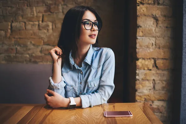 Eleganti Donne Abiti Casual Occhiali Che Guardano Fuori Dalla Finestra — Foto Stock