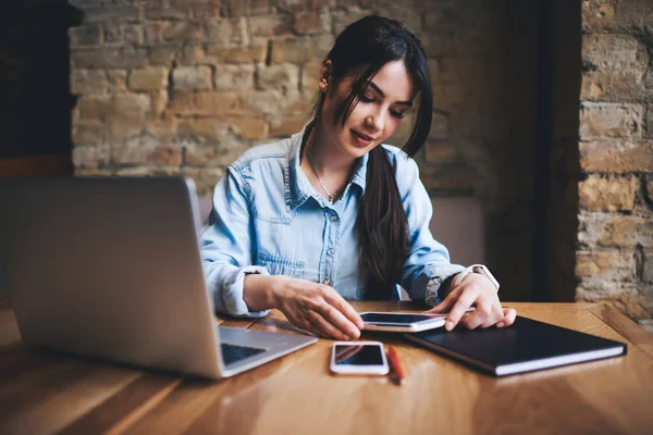 Young Focused Female Remote Worker Long Dark Hair Opening Notepad — Stock Photo, Image