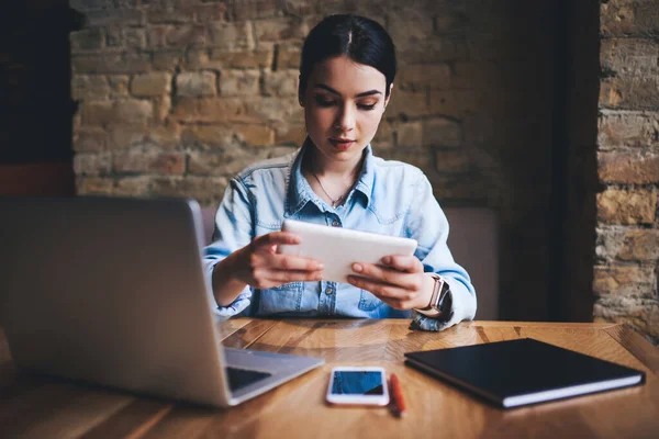 Jeune Indépendante Sérieuse Vêtements Décontractés Assis Table Avec Ordinateur Portable — Photo