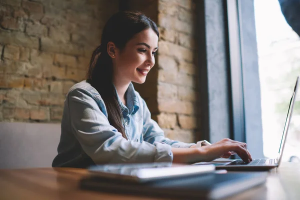 Seitenansicht Einer Fröhlichen Remote Arbeiterin Mit Zahmem Lächeln Die Tisch — Stockfoto