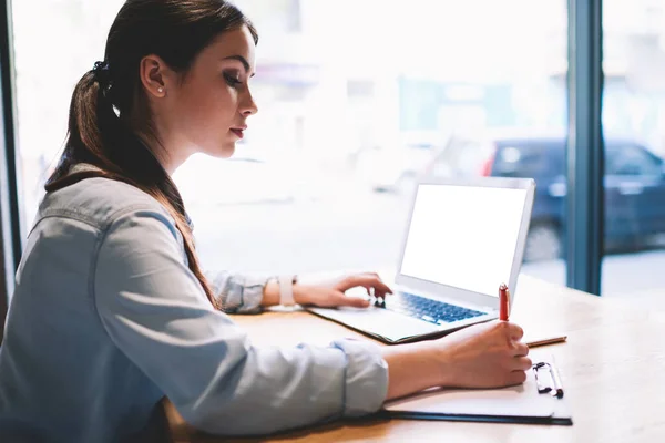 Vista Laterale Del Raccolto Concentrata Freelance Femminile Seduto Tavola Vicino — Foto Stock