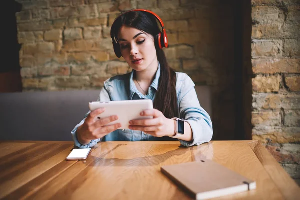 Thoughtful Female Student Long Hair Sitting Table Wireless Headphones Watching — Stock Photo, Image