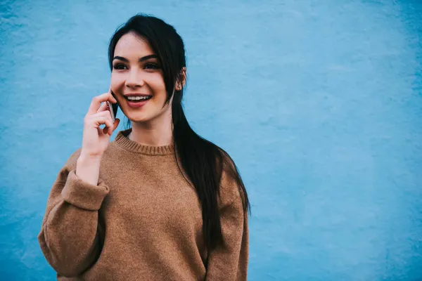 Wanita Ceria Dengan Sweater Kasual Dengan Senyum Yang Tajam Dan — Stok Foto