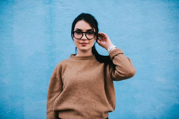 Glad Kvinnlig Student Casual Tröja Med Runda Svarta Glasögon Tittar — Stockfoto