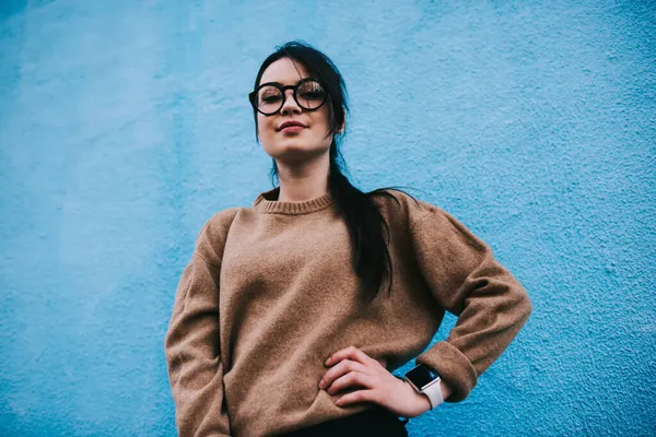 Baixo Ângulo Mulher Confiante Roupas Casuais Com Cabelos Longos Escuros — Fotografia de Stock