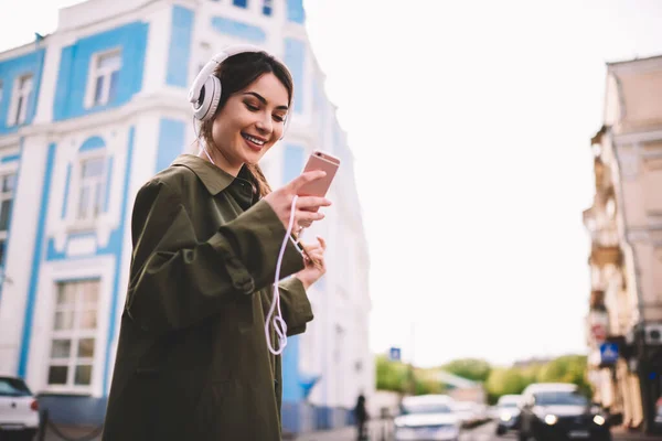 Desde Abajo Dentadura Sonriente Hembra Ropa Casual Pie Calle Con — Foto de Stock