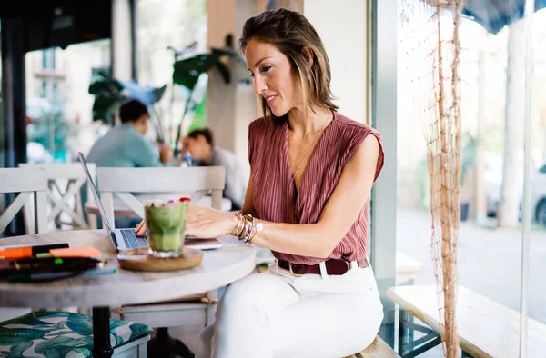 Mooie Kaukasische Vrouwelijke Journalist Die Werkt Cafe Interieur Reding Nieuws — Stockfoto