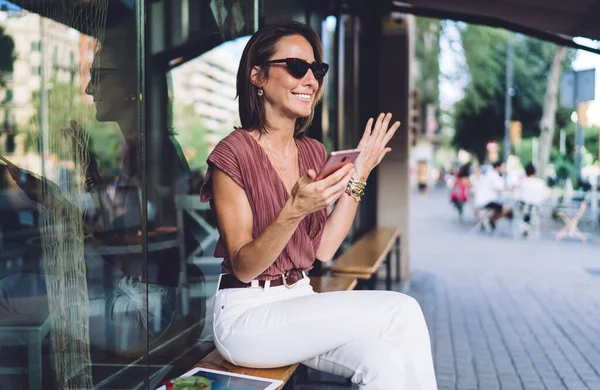 Bela Blogueira Surpreendida Com Sucesso Gesto Publicação Emocionalmente Segurando Celular — Fotografia de Stock