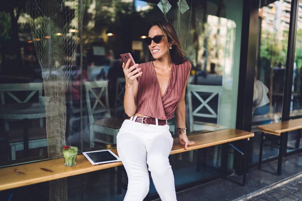 Trendig Klädd Kvinna Solglasögon Håller Smartphone Uppringning Nummer Tillbringa Tid — Stockfoto