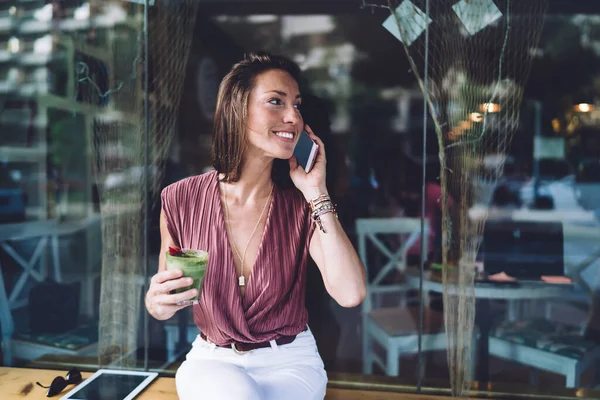 Smiling Caucasian Female Trendy Wear Having Free Time Resting Cocktail — Stock Photo, Image