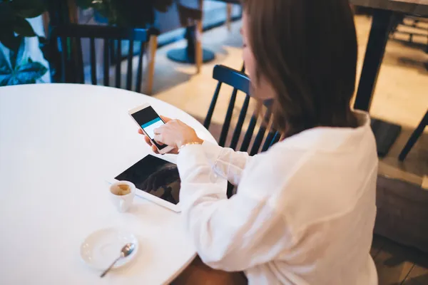 수없는 블로거가 스마트폰 기기를 사용하고 내부에서 식사를 미디어 정보를 공유하기 — 스톡 사진