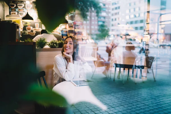 地元の喫茶店で余暇を楽しむタッチパッド技術を持つ幸せな白人女性 自分の食堂で毎日のルーチン中にカメラで笑顔陽気な女性マネージャーの窓の肖像画 — ストック写真