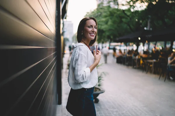 Retrato Mitad Duración Una Bloguera Alegre Con Tecnología Móvil Sonriendo —  Fotos de Stock