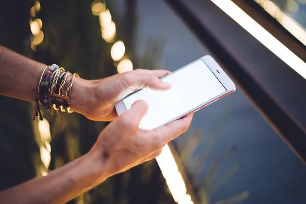 Ausgeschnittene Ansicht Einer Unkenntlichen Frau Mit Smartphone Gerät Die Textinformationen — Stockfoto