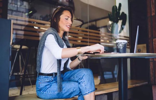 Focused Middle Aged Brunette Lady Casual Outfit Working Laptop While — Stock Photo, Image