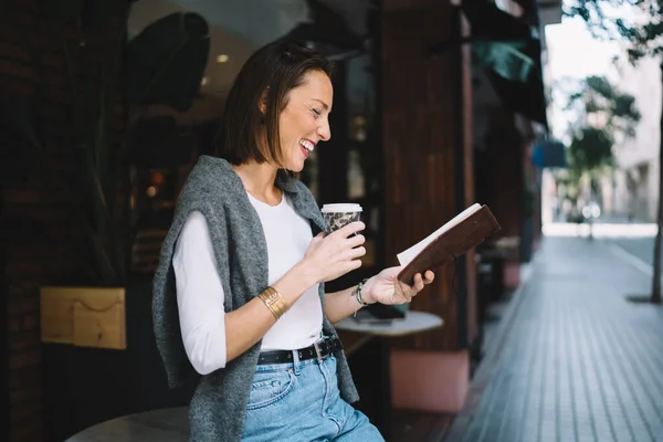 Mujer Caucásica Sonriente Los Planes Casuales Verificación Ropa Para Día —  Fotos de Stock