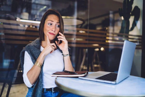 Mujer Freelancer Positiva Ropa Casual Sentada Mesa Madera Hablando Teléfono —  Fotos de Stock