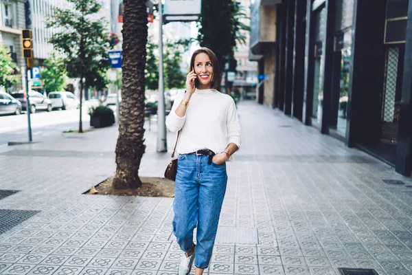Mujer Sonriente Buen Aspecto Ropa Casual Caminando Calle Mano Bolsillo —  Fotos de Stock