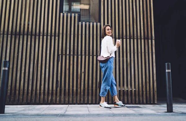 Vrolijke Dame Casual Moderne Kleren Met Koffie Handen Glimlachend Camera — Stockfoto