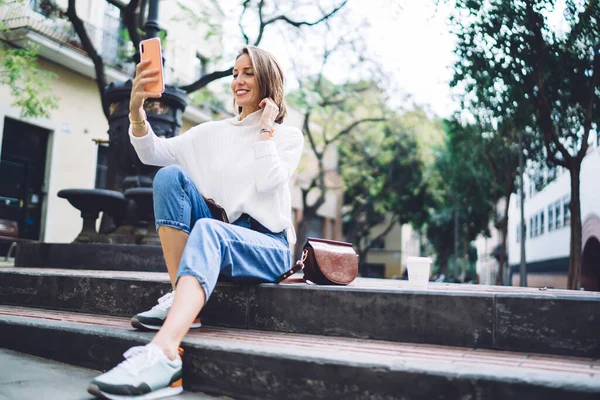 Glad Vit Turist Med Mobiltelefon Front Kamera För Att Göra — Stockfoto