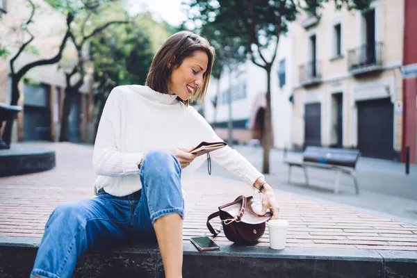 Empresária Meia Idade Sorridente Confiante Roupa Moda Colocando Notebook Saco — Fotografia de Stock