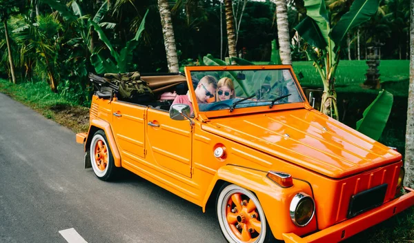 Junges Paar Lässigem Outfit Und Sonnenbrille Orangefarbenem Retro Auto Ohne — Stockfoto