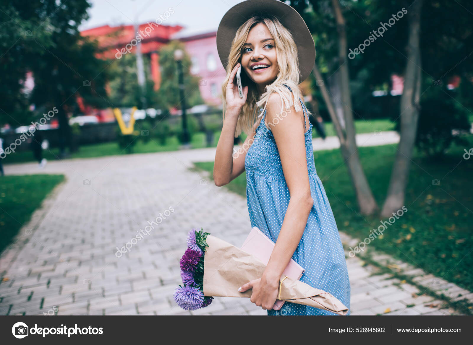 Viajante de garota hipster sorridente com roupas elegantes