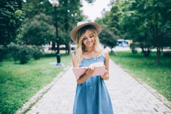 Hübsche Kaukasische Studentin Mit Modischem Hut Die Lächelt Während Sie — Stockfoto